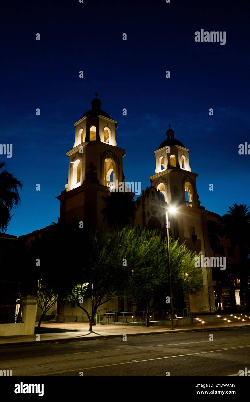 Vista sulla strada del centro di Tucson di notte Foto Stock
