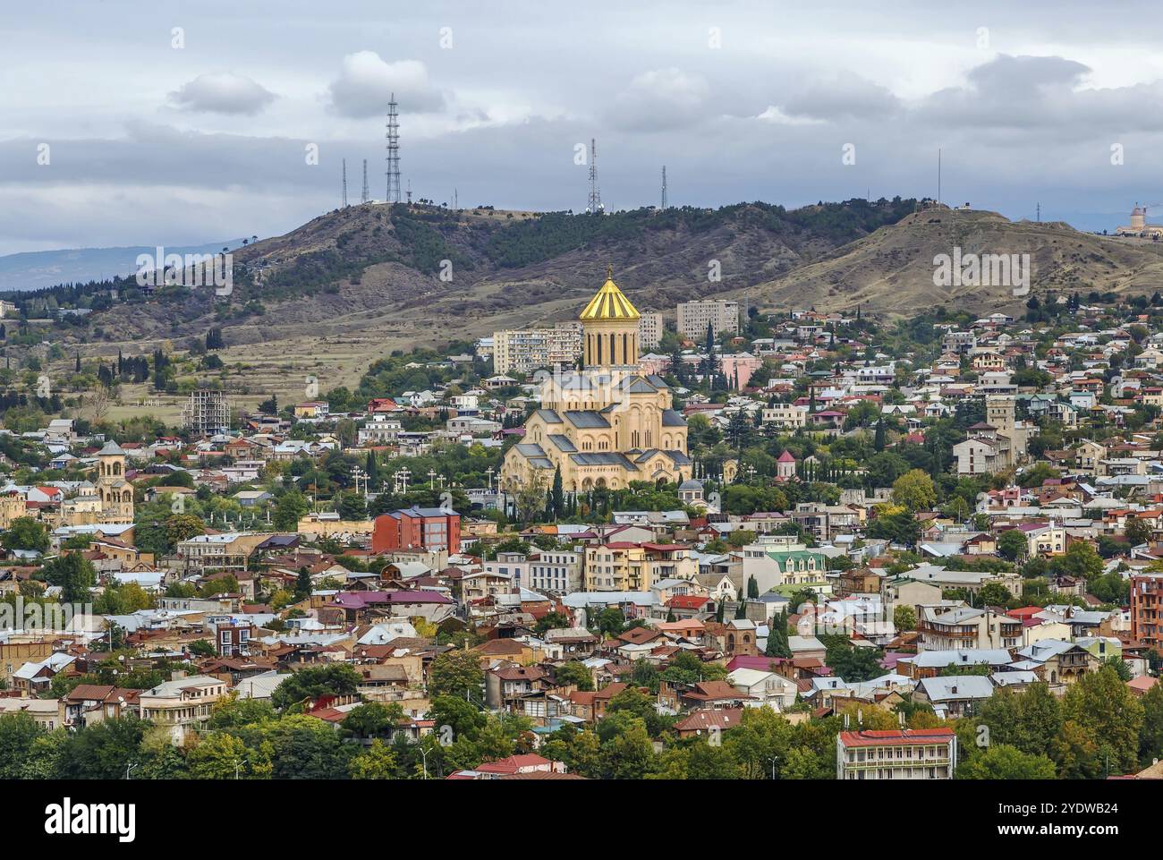 Vista della Cattedrale della Santissima Trinità di Tbilisi dalla fortezza di Narikala, Georgia, Asia Foto Stock