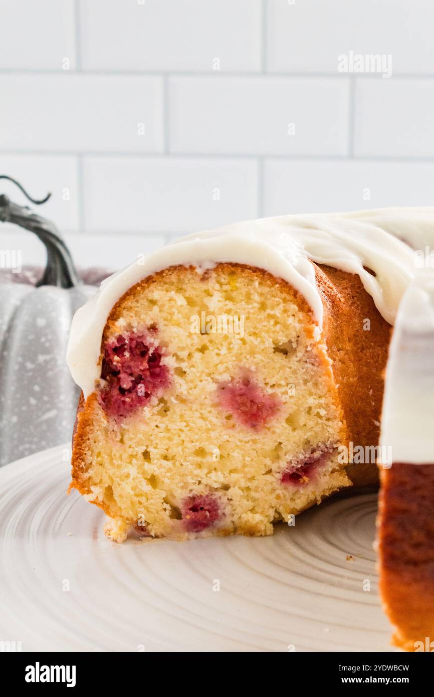 Torta umida al limone e lamponi con glassa e frutti di bosco Foto Stock