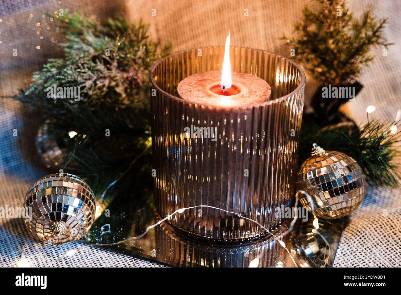 Candela festiva e decorazioni stagionali Foto Stock