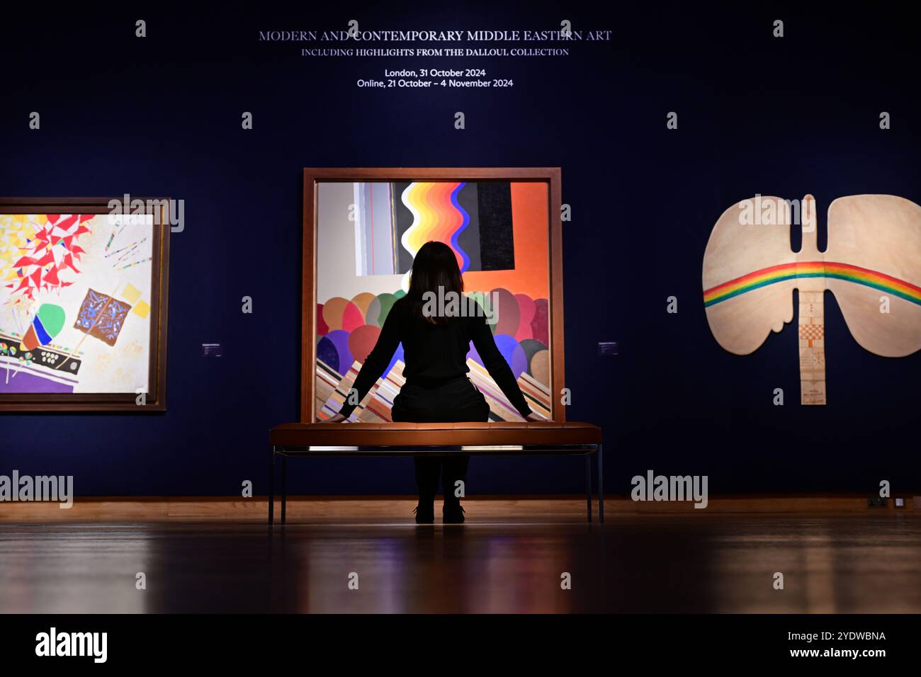 Christie's, Londra, Regno Unito. 28 ottobre 2024. Anteprima dell'arte mediorientale moderna e contemporanea, tra cui Marhala Part 2 (punti salienti della Dalloul Art Collection), con l'asta dal vivo che si terrà il 31 ottobre I punti salienti includono: Marhala parte 2. (Center) Mohamed Melehi (B. 1936, Asilah), senza titolo, stima £ 50.000-70.000. Crediti: Malcolm Park/Alamy Live News Foto Stock