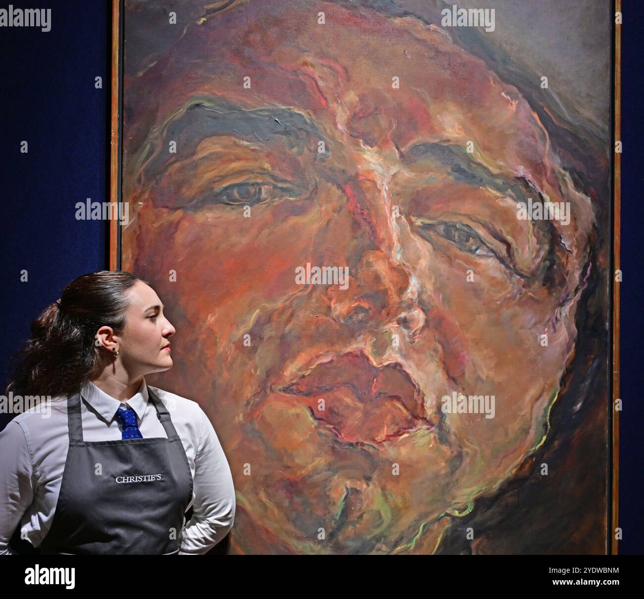 Christie's, Londra, Regno Unito. 28 ottobre 2024. Anteprima dell'arte mediorientale moderna e contemporanea, tra cui Marhala Part 2 (punti salienti della Dalloul Art Collection), con l'asta dal vivo che si terrà il 31 ottobre Le attrazioni principali includono: Marwan (1934-2016), Head, stima £ 180.000-250.000. Crediti: Malcolm Park/Alamy Live News Foto Stock