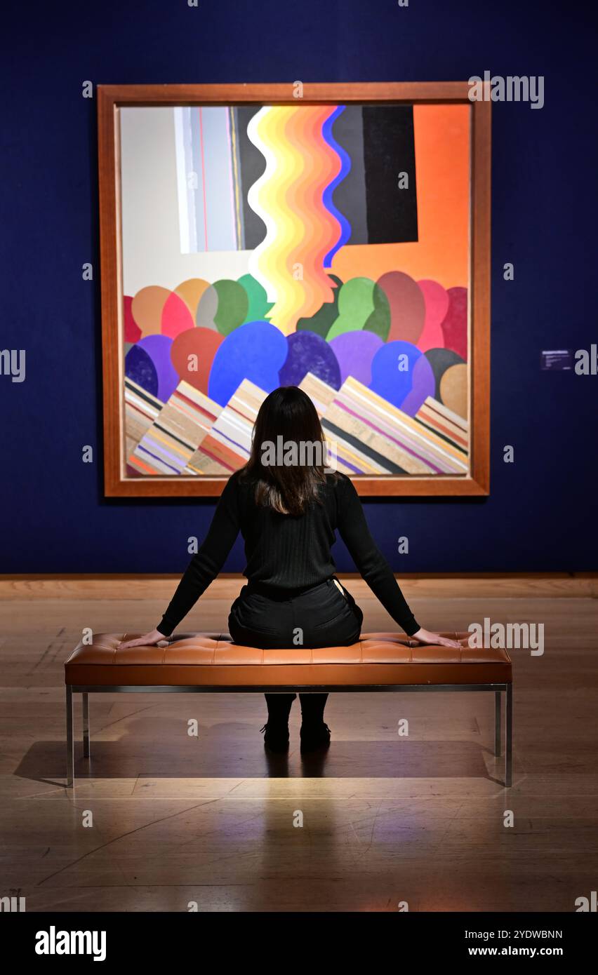 Christie's, Londra, Regno Unito. 28 ottobre 2024. Anteprima dell'arte mediorientale moderna e contemporanea, tra cui Marhala Part 2 (punti salienti della Dalloul Art Collection), con l'asta dal vivo che si terrà il 31 ottobre I punti salienti includono: Marhala parte 2. (Center) Mohamed Melehi (B. 1936, Asilah), senza titolo, stima £ 50.000-70.000. Crediti: Malcolm Park/Alamy Live News Foto Stock