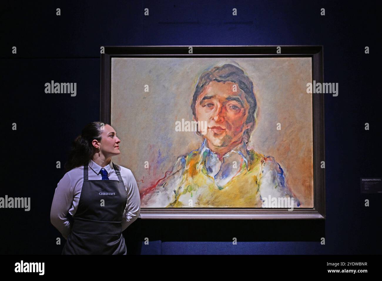 Christie's, Londra, Regno Unito. 28 ottobre 2024. Anteprima dell'arte mediorientale moderna e contemporanea, tra cui Marhala Part 2 (punti salienti della Dalloul Art Collection), con l'asta dal vivo che si terrà il 31 ottobre Le attrazioni principali includono: Marwan (1934, Damasco), Portrait eines Mannes, stima £ 70.000-100.000. Crediti: Malcolm Park/Alamy Live News Foto Stock