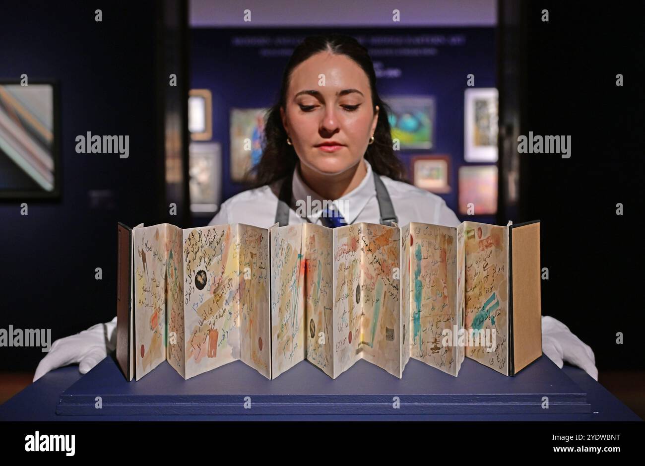Christie's, Londra, Regno Unito. 28 ottobre 2024. Anteprima dell'arte mediorientale moderna e contemporanea, tra cui Marhala Part 2 (punti salienti della Dalloul Art Collection), con l'asta dal vivo che si terrà il 31 ottobre Le attrazioni principali includono: Etel Adnan, Badr Shaker al-Sayyab, acquerello in 20 parti, stima di £ 40.000-60.000. Crediti: Malcolm Park/Alamy Live News Foto Stock