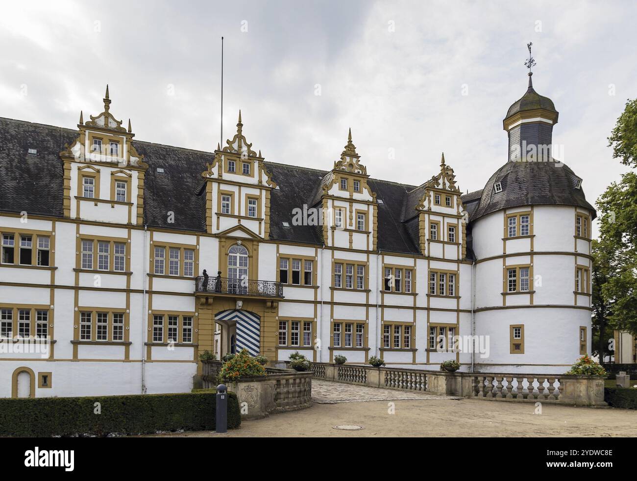 Il castello di Neuhaus, ex residenza dei principi vescovili, è un castello rinascimentale molto famoso nella Renania settentrionale-Vestfalia Foto Stock