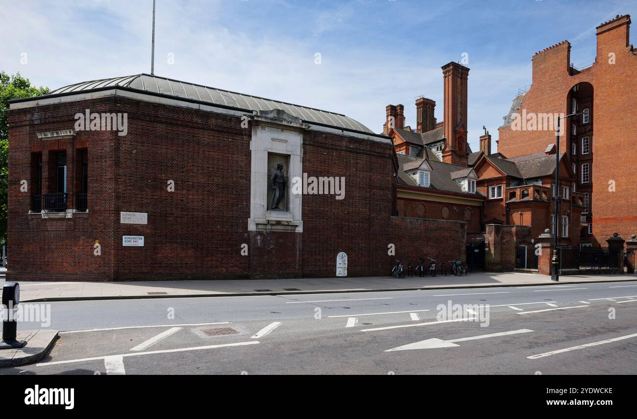 Londra - 06 16 2022: British Exploring Society veduta di Kensington Gore Foto Stock