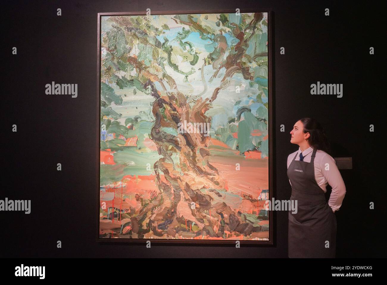 Londra, Regno Unito. 28 ottobre 2024 TAGREED DARGHOUTH (n 1979, Sidon) The Tree Within, A Palestinian Olive Tree. Stima: GBP 10.000 - 15.000. Un'anteprima dell'arte mediorientale moderna e contemporanea al Christie's, con le principali attrazioni della collezione Dalloul. Credito. Amer Ghazzal/Alamy Live News Foto Stock