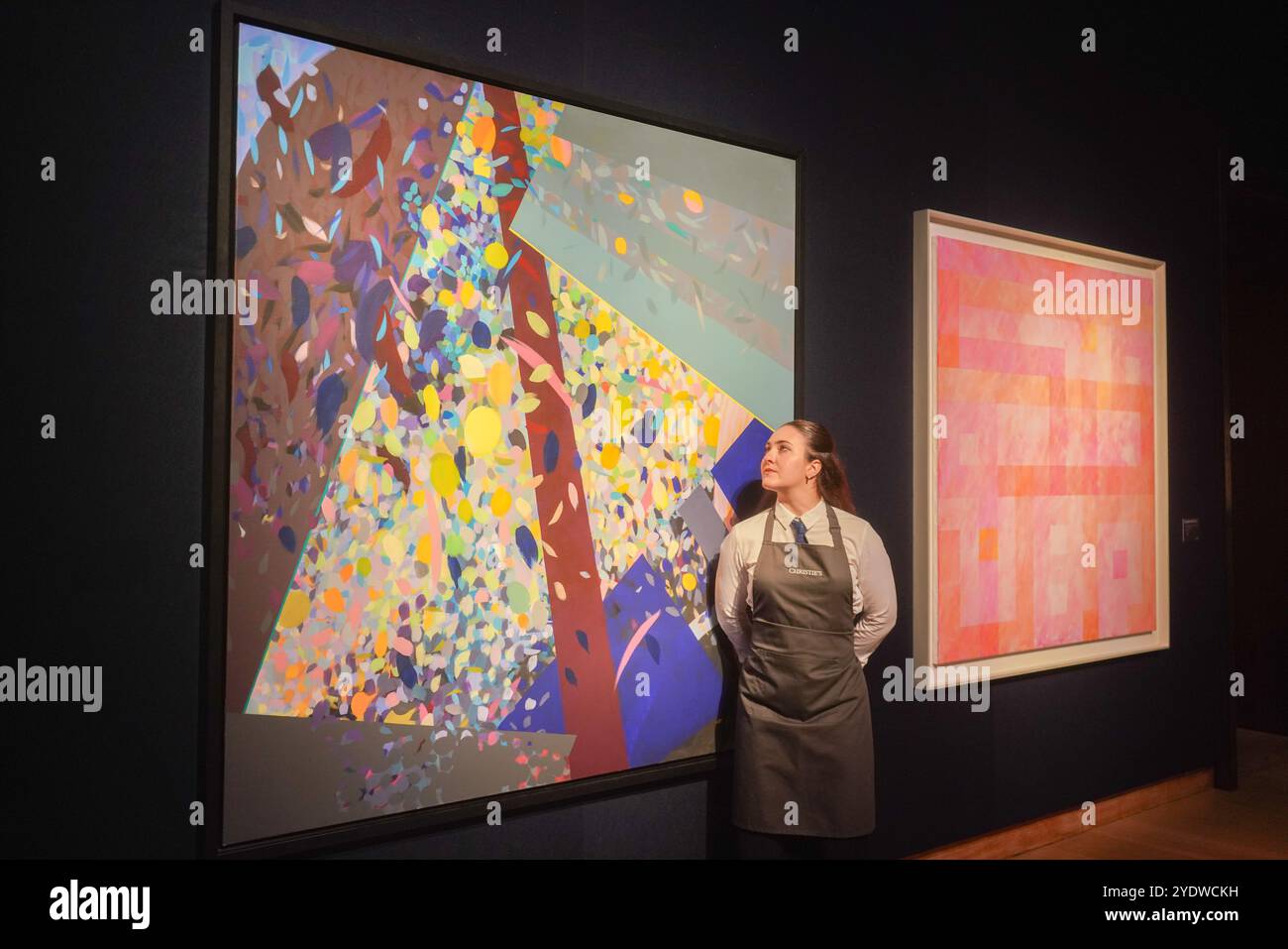 Londra, Regno Unito. 28 ottobre 2024 l-r SAMIA HALABY (B. 1936, Gerusalemme) albero dei Limoni. Stima GBP: 60.000-80.000. KAMAL BOULLATA (1942, Gerusalemme - 2019, Berlino ) stima: GBP 30.000 –50.000 . Un'anteprima dell'arte mediorientale moderna e contemporanea al Christie's, con le principali attrazioni della collezione Dalloul. Credito. Amer Ghazzal/Alamy Live News Foto Stock