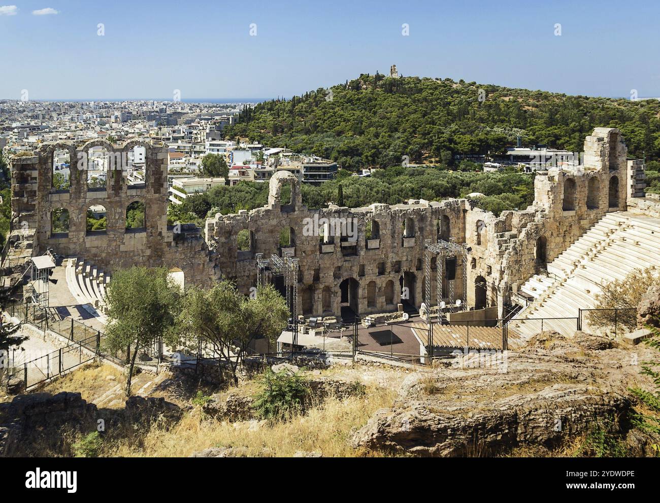 L'Odeon di Erode Attico è una struttura teatrale in pietra situata sul versante sud-ovest dell'Acropoli di Atene Foto Stock