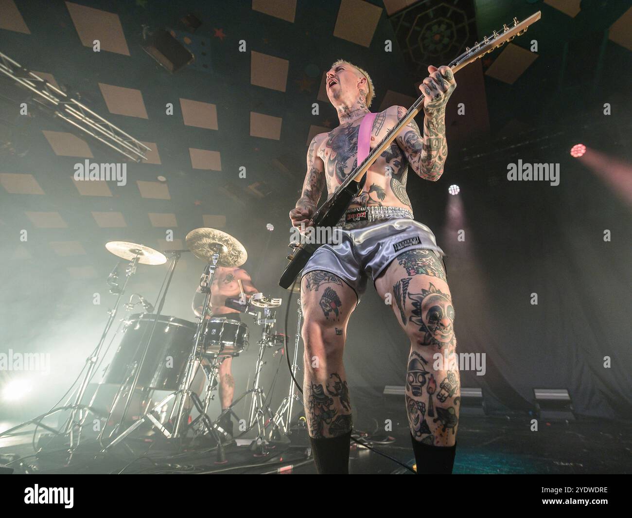 Glasgow, Regno Unito. 27 ottobre 2024. Laurie Vincent ha visto esibirsi dal vivo sul palco al Barrowland Ballroom. La rock band inglese Soft Play (ex schiavi) torna al famoso Barrowland Ballroom a Glasgow, in Scozia. Credito: SOPA Images Limited/Alamy Live News Foto Stock