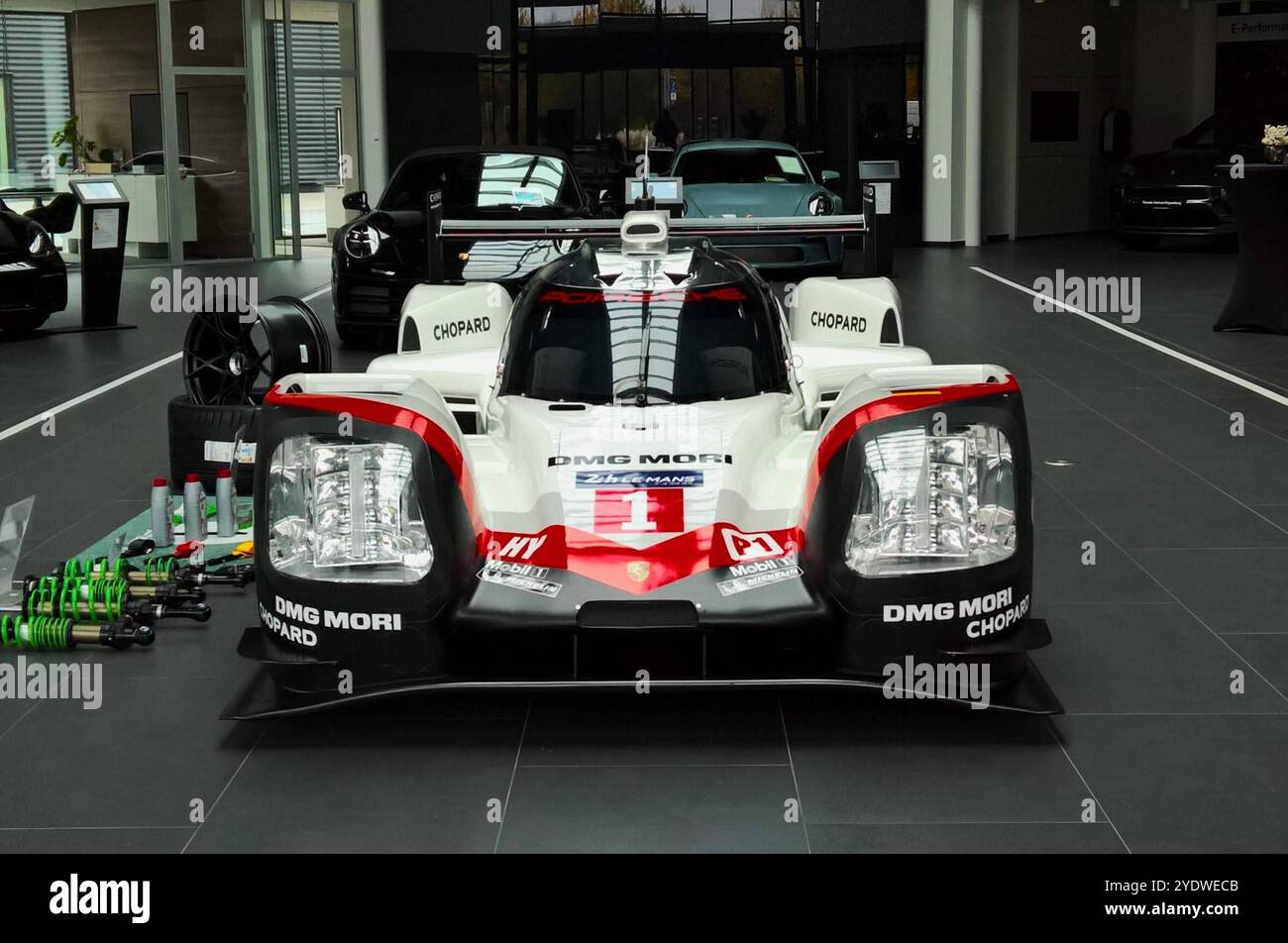 Team Porsche, DMG MORI - Rennfahrzeug. Ein Porsche 919 Hybrid mit der Startnummer 1 War 2017 beim legendären 24-Stunden-Rennen in le Mans dabei und musste nach 318 Runden das Rennen aufgeben. Rennpiloten bzw Fahrer waren seinerzeit Neel Jani, Andre Lotterer e Nick Tandy *** Team Porsche, DMG MORI Racing car Una Porsche 919 Hybrid con partenza numero 1 ha preso parte alla leggendaria 24 ore a le Mans nel 2017 e ha dovuto ritirarsi dopo 318 giri i piloti all'epoca erano Neel Jani, Andre Lotterer e Nick Tandy Foto Stock