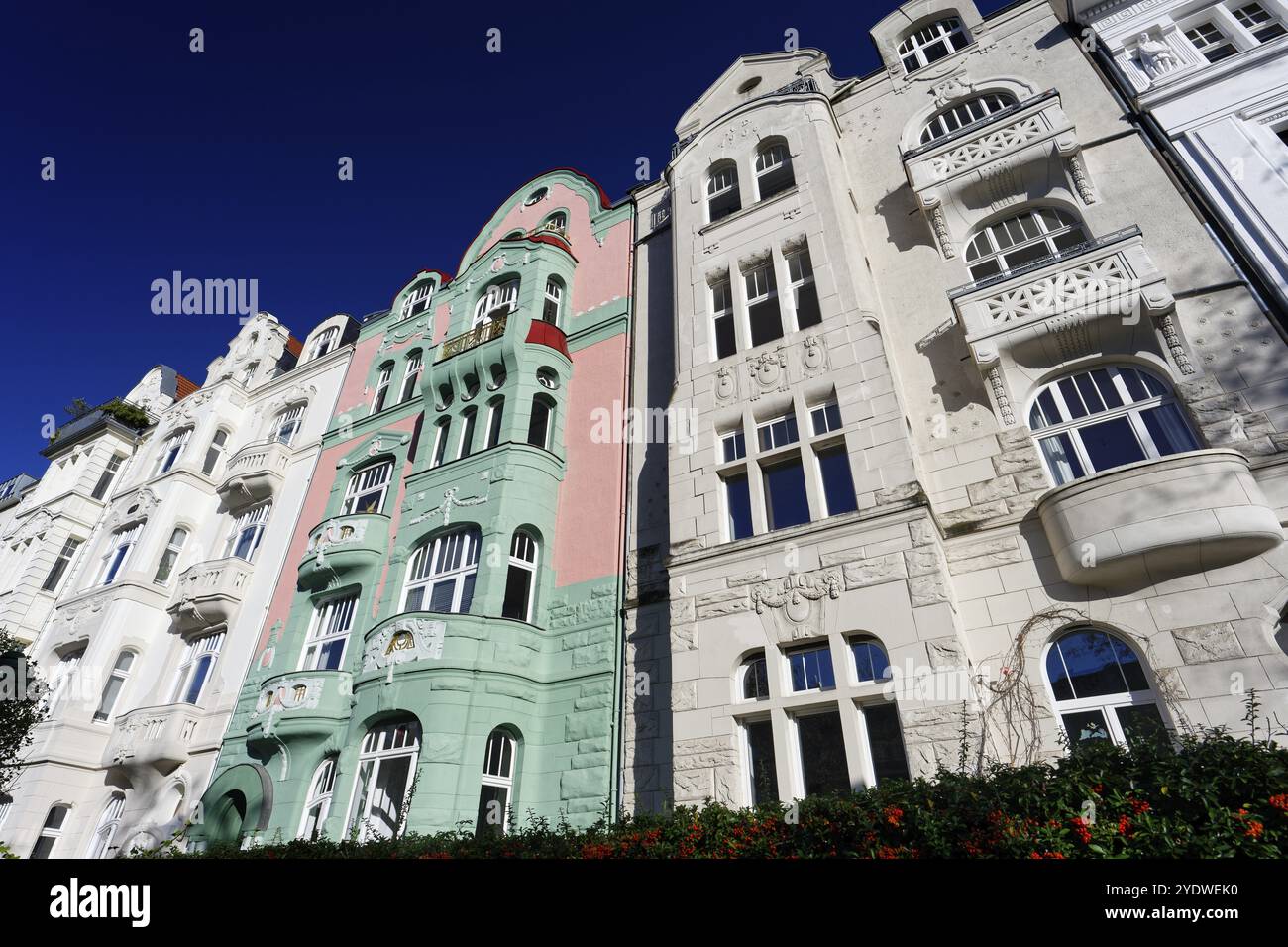 Case in stile Guglielmina riccamente decorate color pastello nel quartiere Suedstadt di Colonia Foto Stock