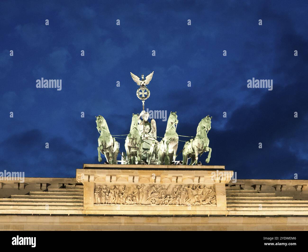 Primo piano della Quadriga sul Brandeburgo Tor di fronte a un cielo notturno buio, Berlino, Germania, Europa Foto Stock