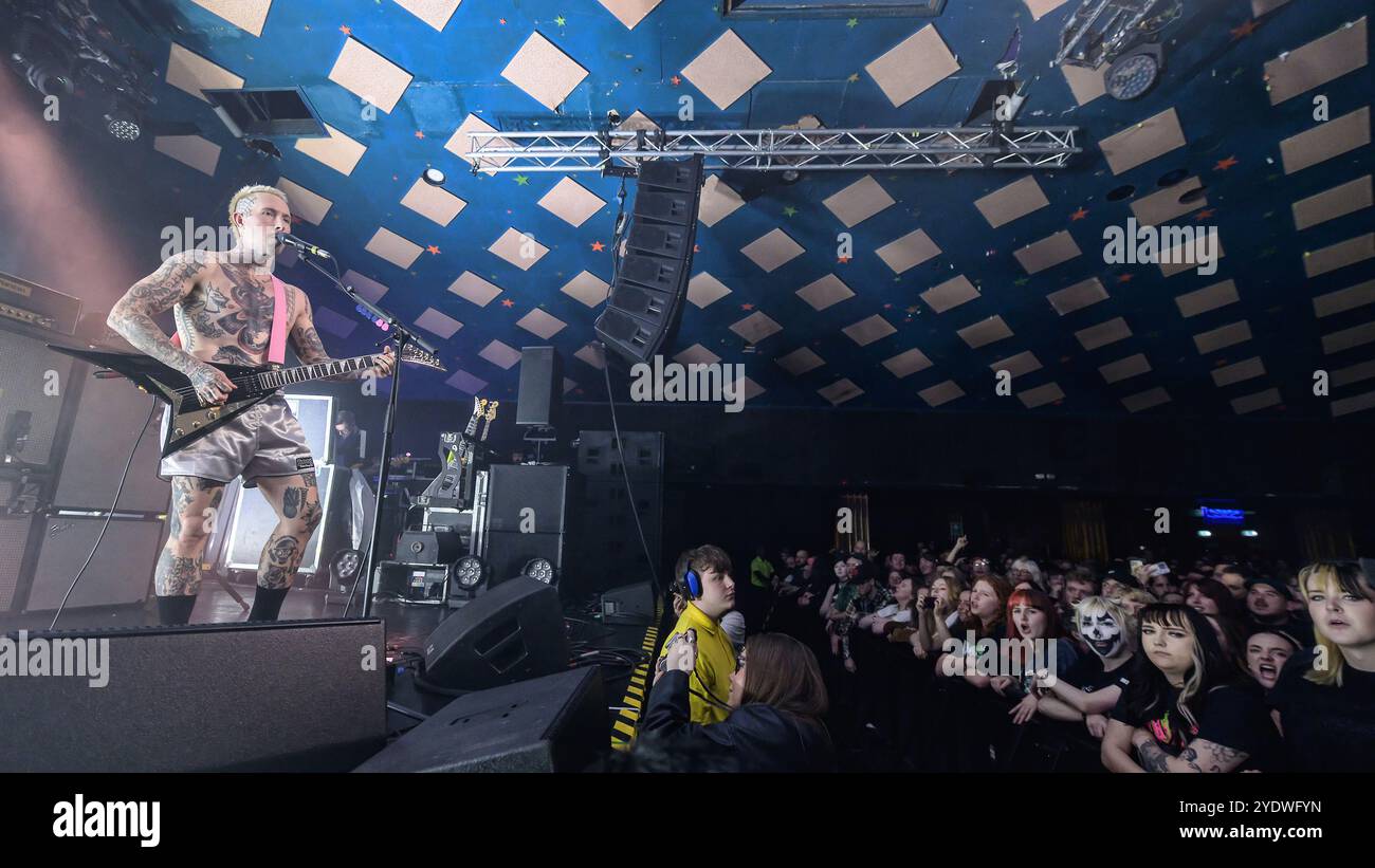 Glasgow, Regno Unito. 27 ottobre 2024. Laurie Vincent ha visto esibirsi dal vivo sul palco al Barrowland Ballroom. La rock band inglese Soft Play (ex schiavi) torna al famoso Barrowland Ballroom a Glasgow, in Scozia. (Foto di Stuart Westwood/SOPA Images/Sipa USA) credito: SIPA USA/Alamy Live News Foto Stock