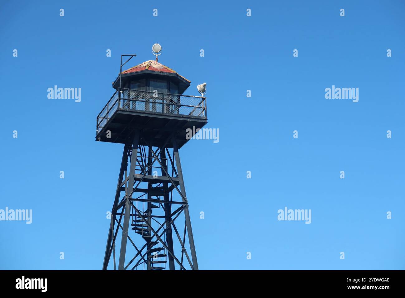 Un orientamento paesaggistico della guardia o della torre di guardia della prigione sull'isola di Alcatraz, San Francisco. Isolato contro un cielo blu brillante. Foto Stock