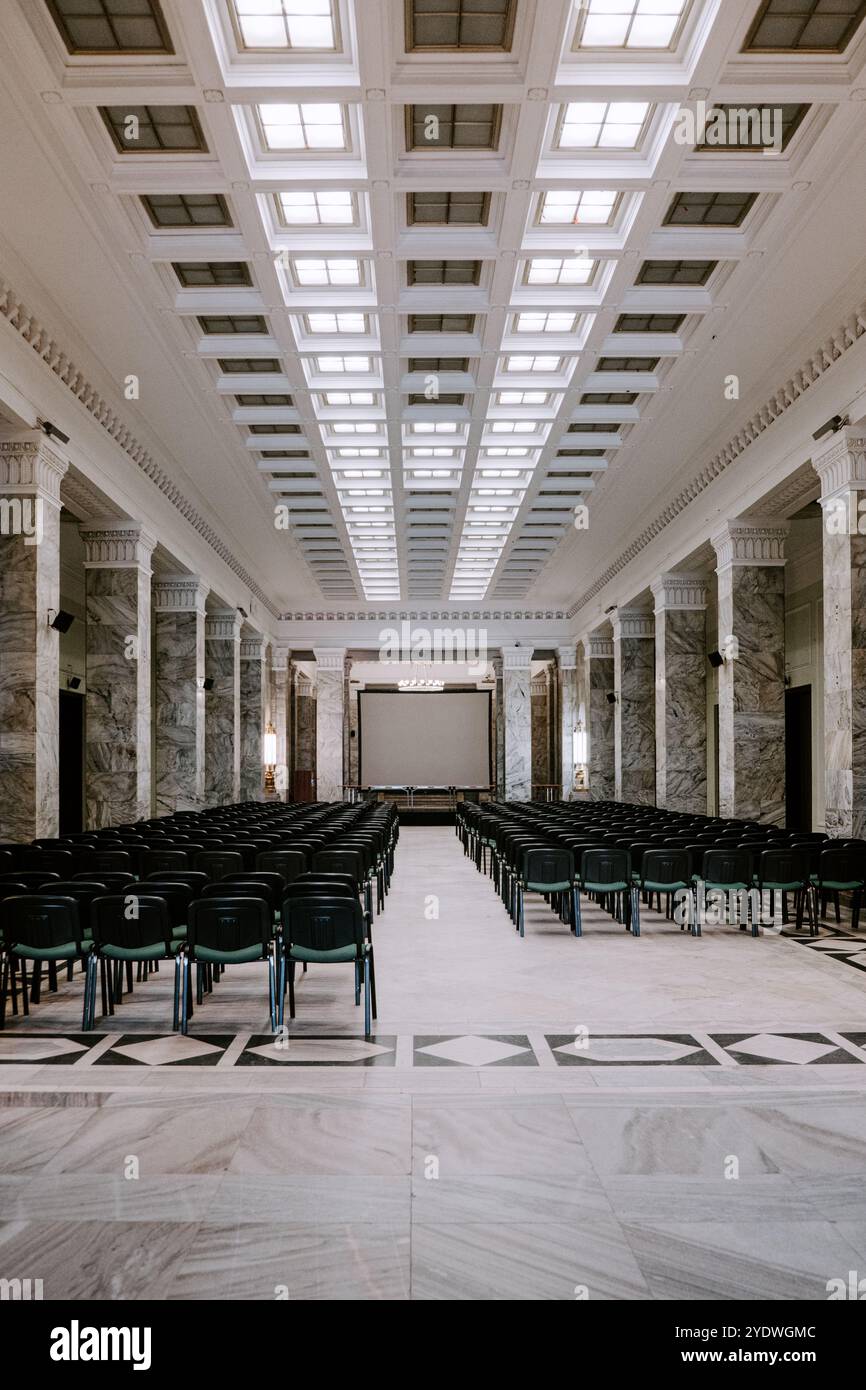 Interni PKiN di Varsavia, grande corridoio in marmo all'interno del Palazzo della Cultura e della Scienza, Varsavia, Polonia - 19 maggio 2024 Foto Stock