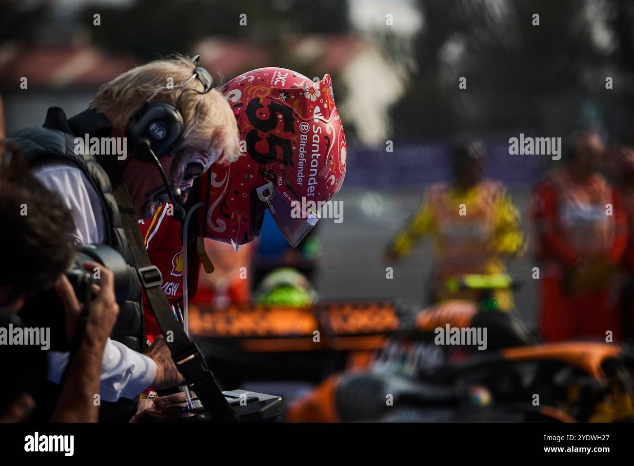 Città del Messico, Messico. 27 ottobre 2024. Vincitore della gara Carlos Sainz Jr (ESP) Ferrari al parc ferme con Jo Bauer (GER) delegato FIA. 27.10.2024. Formula 1 World Championship, Rd 20, Mexican Grand Prix, città del Messico, Messico, giorno della gara. Il credito fotografico dovrebbe essere: XPB/Alamy Live News. Foto Stock