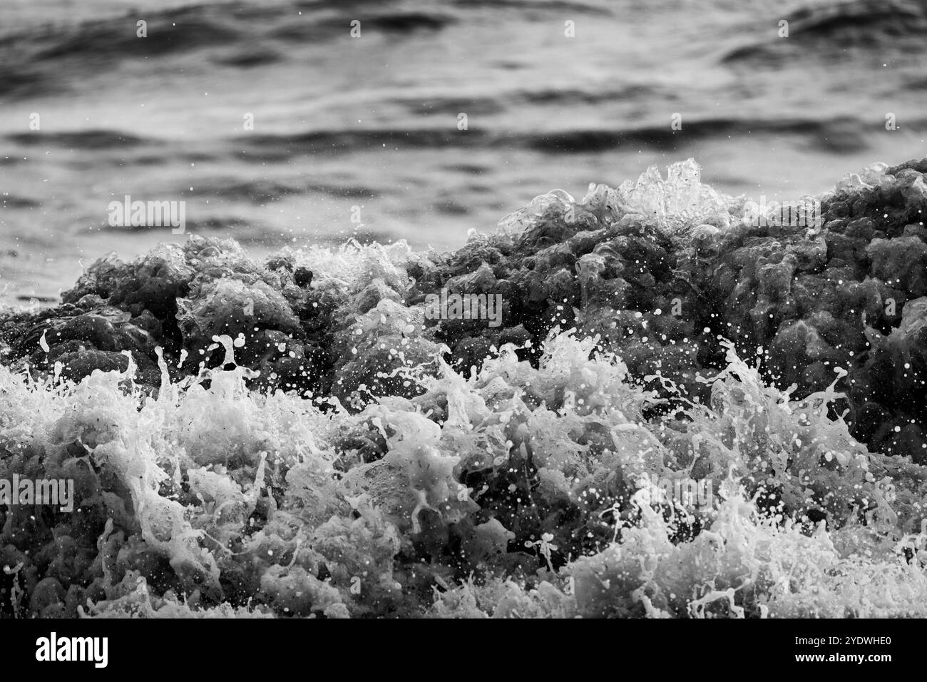 Immagine in bianco e nero delle onde che si infrangono sulla spiaggia di Worthing, West Sussex Foto Stock