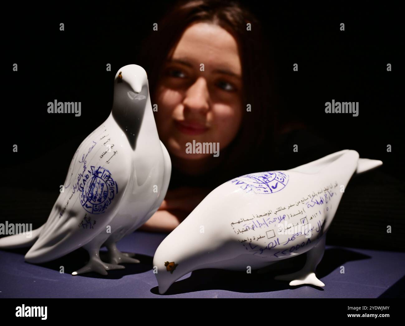 Christie's, Londra, Regno Unito. 28 ottobre 2024. Anteprima dell'arte mediorientale moderna e contemporanea, tra cui Marhala Part 2 (punti salienti della Dalloul Art Collection), con l'asta dal vivo che si terrà il 31 ottobre Le attrazioni principali includono: Manal al al Dowayan, sospesi insieme, stimati tra £ 20.000 e 30.000. Crediti: Malcolm Park/Alamy Live News Foto Stock