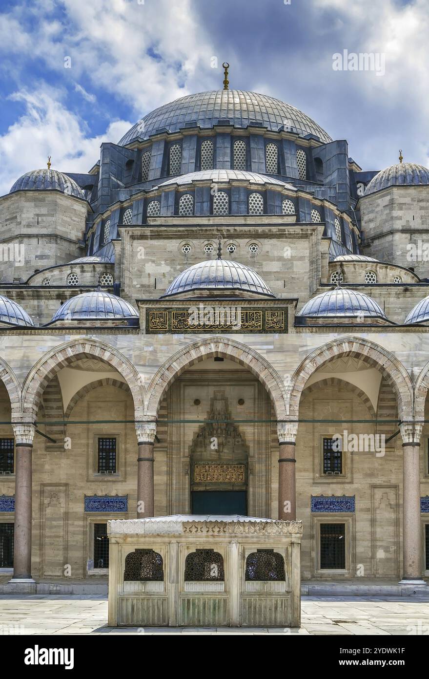 La Moschea Suleymaniye è una moschea imperiale ottomana. È la più grande moschea di Istanbul, Turkeyl. Vista dal cortile Foto Stock