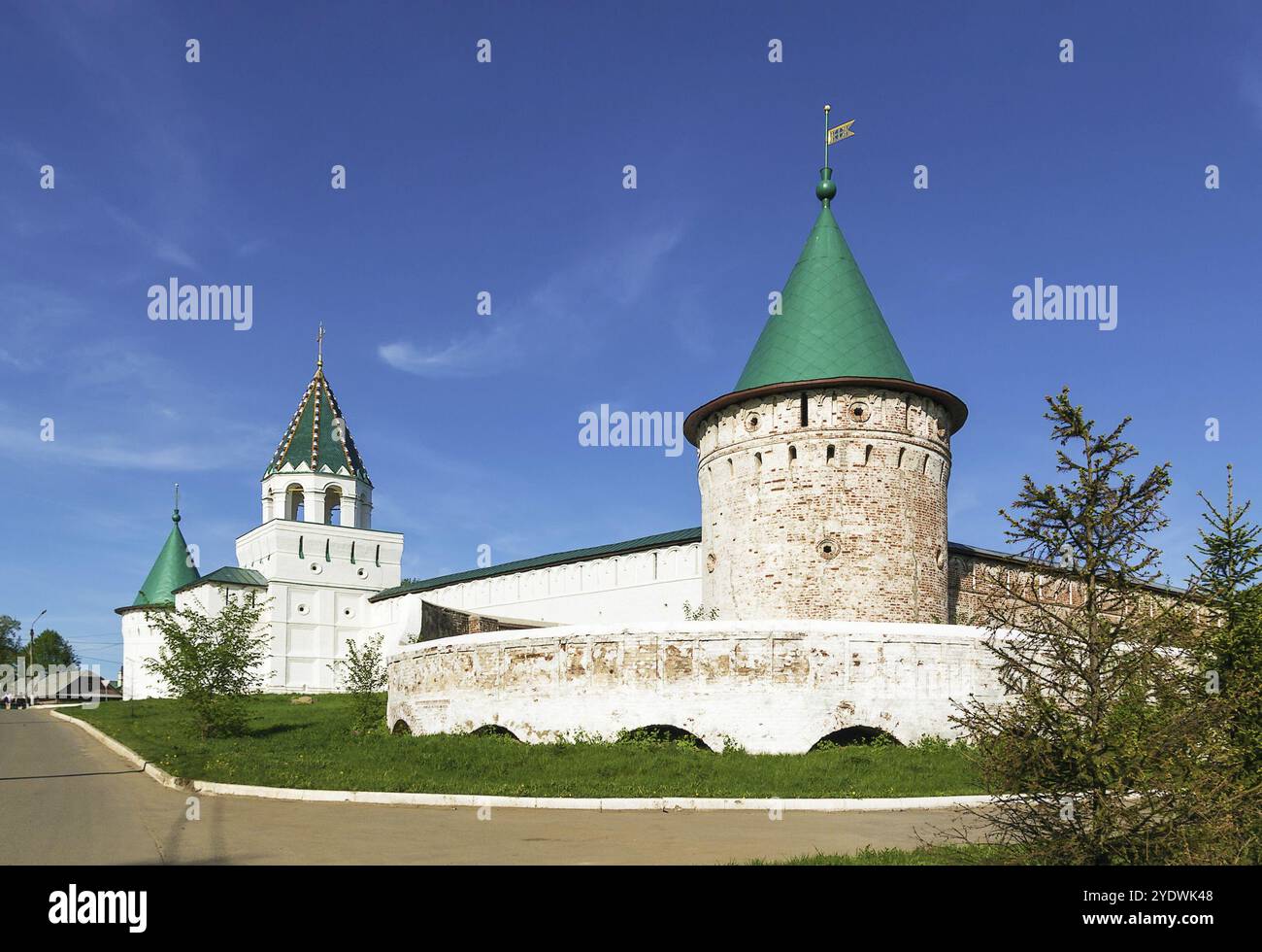 Mura e torri, il monastero di Ipatiev è un monastero maschile, situato sulle rive del fiume Kostroma, proprio di fronte alla città di Kostroma. Era fou Foto Stock