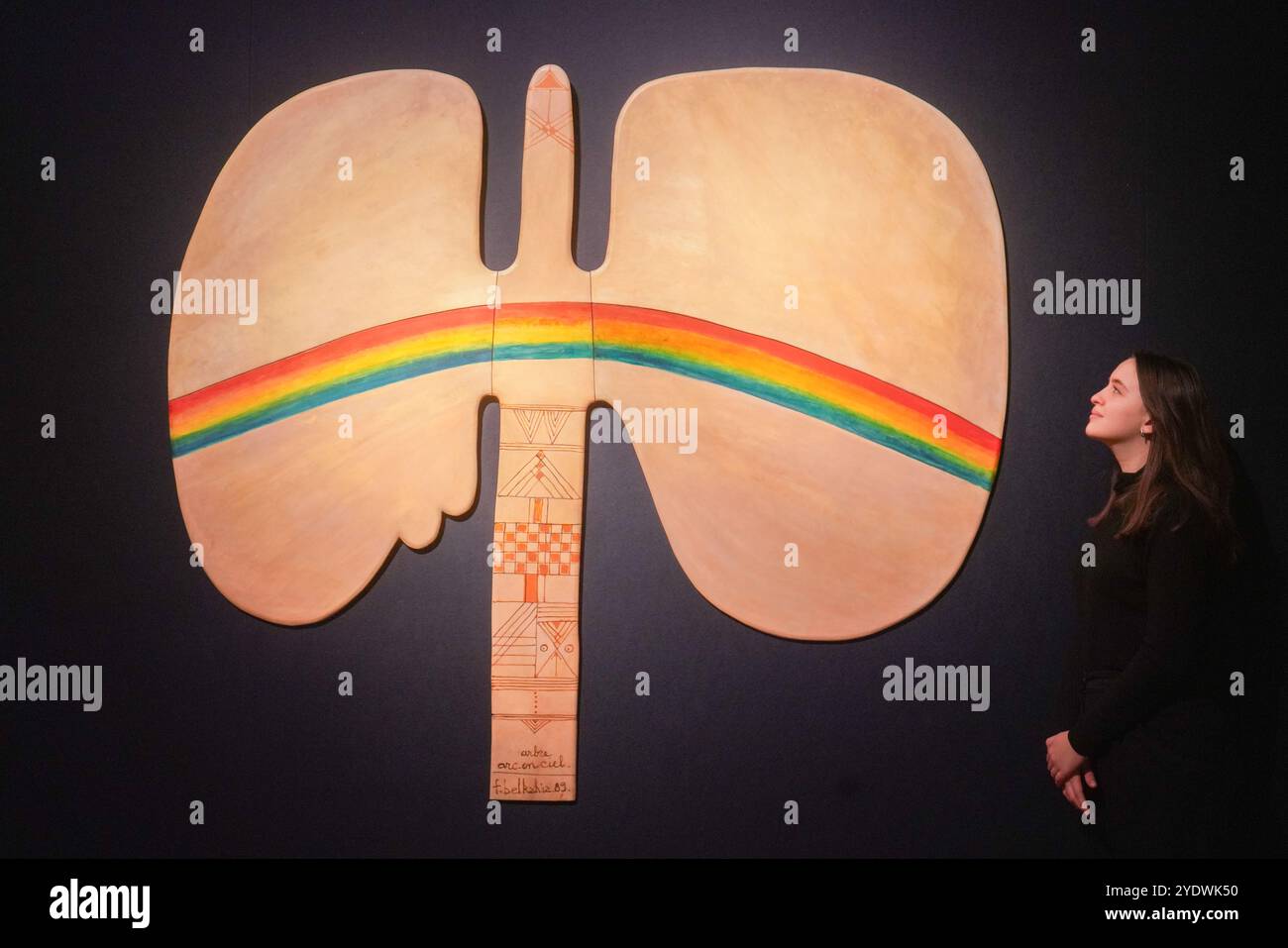 Londra, Regno Unito. 28 ottobre 2024 FARID BELKAHIA (1934, Marrakech - 2014, Marrakech) Arbre Arc-en ciel (Rainbow Tree), stima: GBP 50.000 – 70.000. Un'anteprima dell'arte mediorientale moderna e contemporanea al Christie's, con le principali attrazioni della collezione Dalloul. Credito. Amer Ghazzal/Alamy Live News Foto Stock