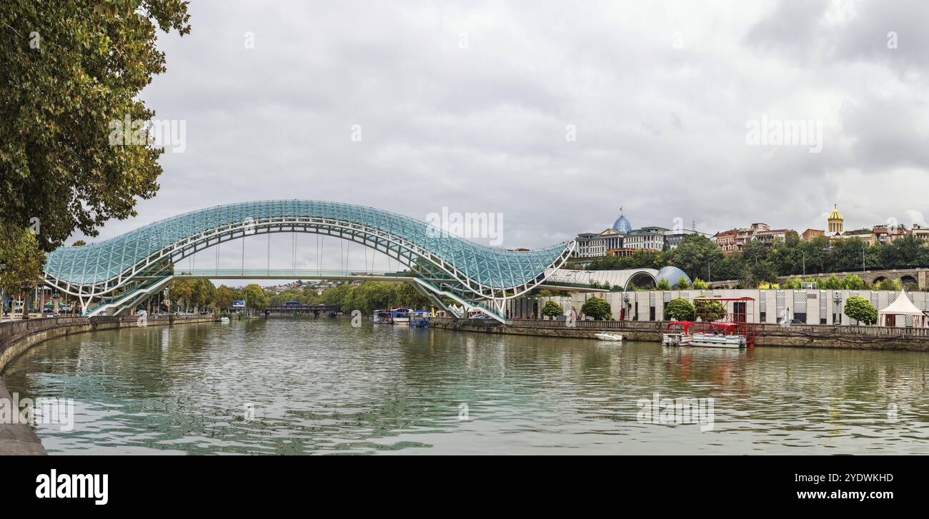 Vista panoramica del fiume Kura con ponte della Pace a Tbilisi, Georgia, Asia Foto Stock
