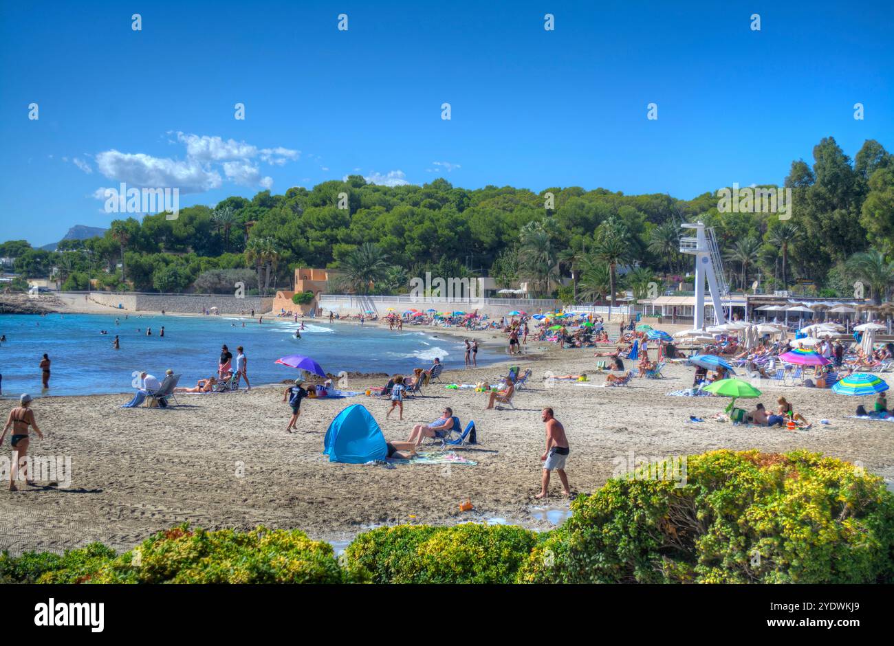 Persone sulla spiaggia della città di Moraira nella provincia spagnola di Alicante Foto Stock