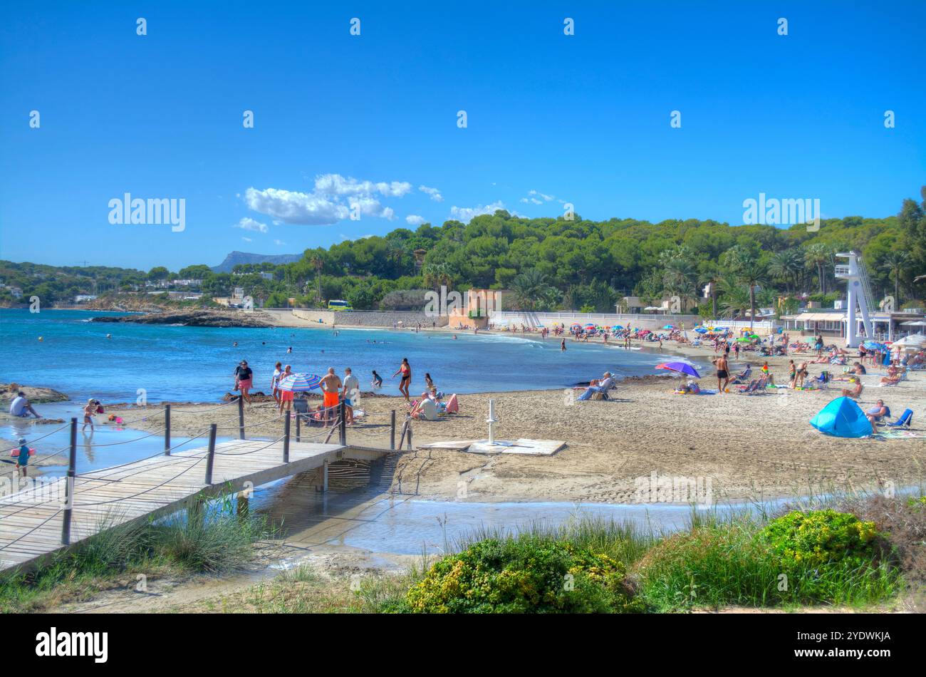 Persone sulla spiaggia della città di Moraira nella provincia spagnola di Alicante Foto Stock