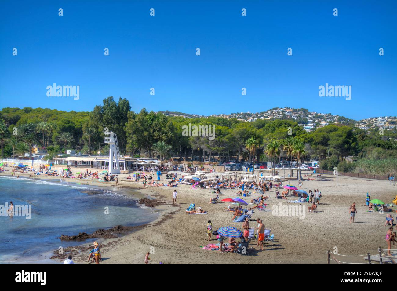 Persone sulla spiaggia della città di Moraira nella provincia spagnola di Alicante Foto Stock