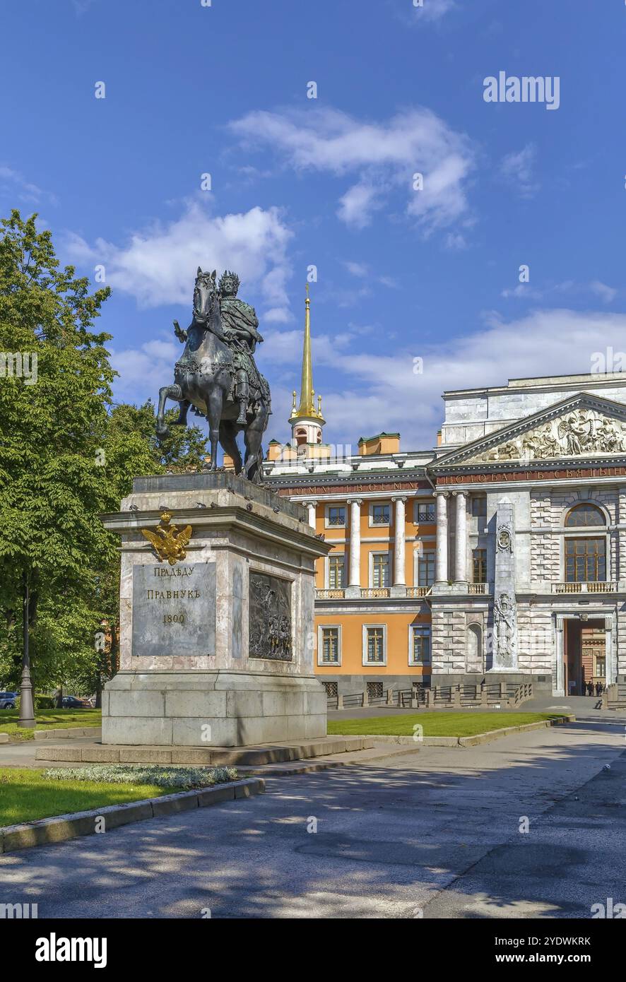 Il Monumento a Pietro i è un monumento equestre in bronzo di Pietro il grande di fronte al Castello di San Michele a San Pietroburgo, Russia, Europa Foto Stock