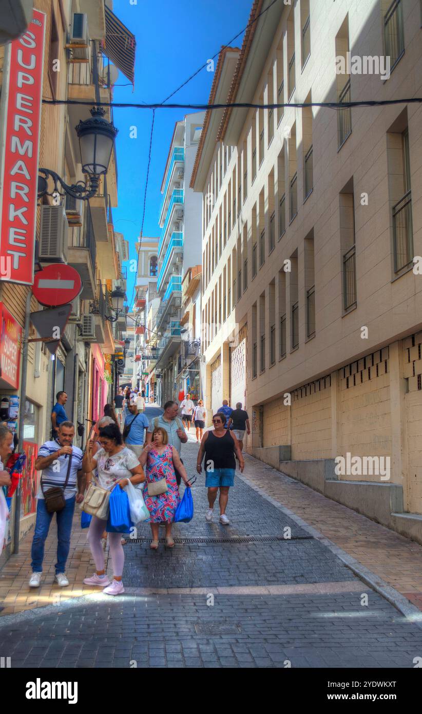 Stradine strette tradizionali nella città vecchia di Benidorm sulla Costa Blanca in Spagna Foto Stock