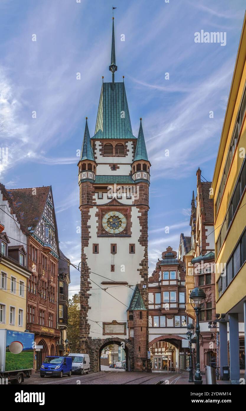 Martinstor (porta di Martin) è un'antica fortificazione cittadina e porta di Friburgo in Brisgovia che sono state conservate fin dal Medioevo, Germania, Europ Foto Stock