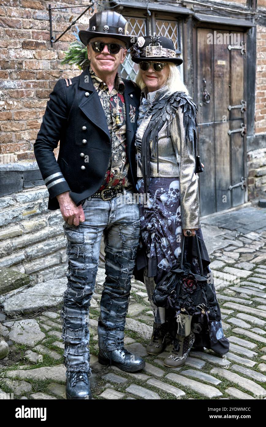 Coppia in un tour fantasma in abiti estremi per un tour organizzato fantasma. Tudor World, Stratford Upon Avon, Warwickshire, Inghilterra, eccentricità inglese Foto Stock