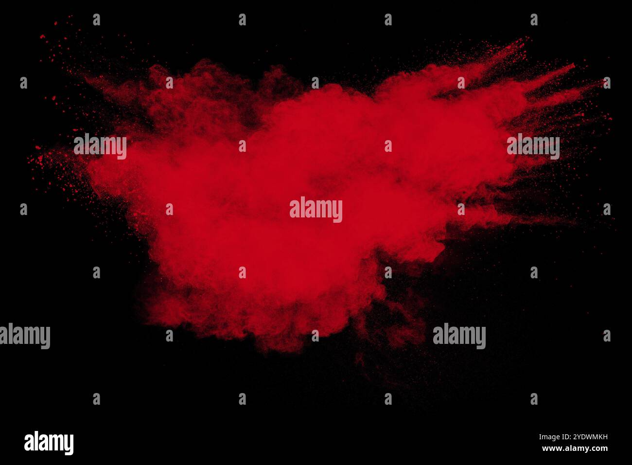 Nube di esplosione in polvere rossa su sfondo nero. Movimento di congelamento degli spruzzi di polvere di colore rosso Foto Stock