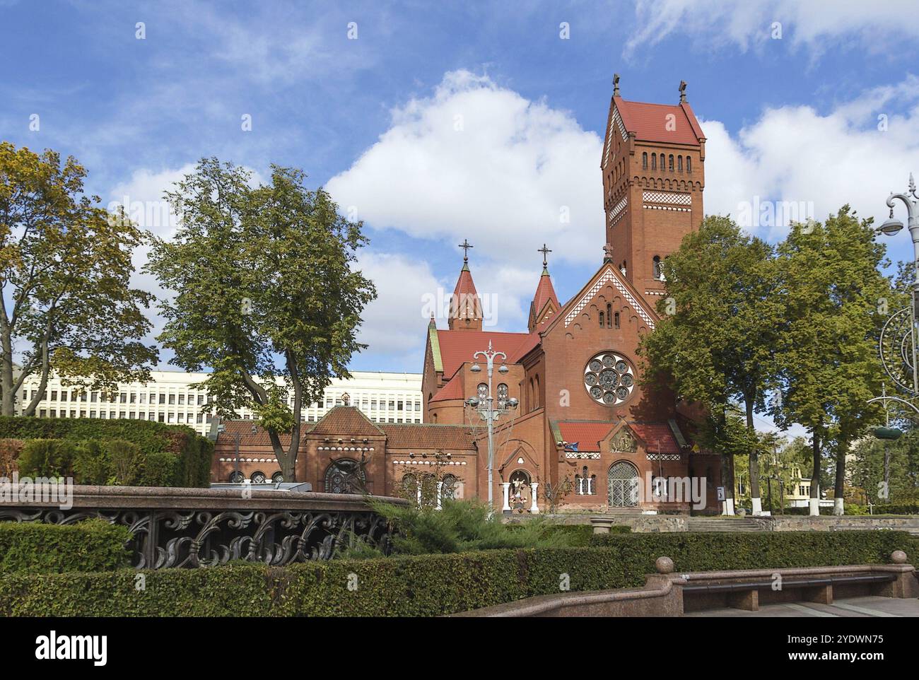 La Chiesa dei Santi Simone e Elena, nota anche come Chiesa Rossa, è una chiesa cattolica romana situata in Piazza dell'indipendenza a Minsk, Bielorussia, in Europa Foto Stock