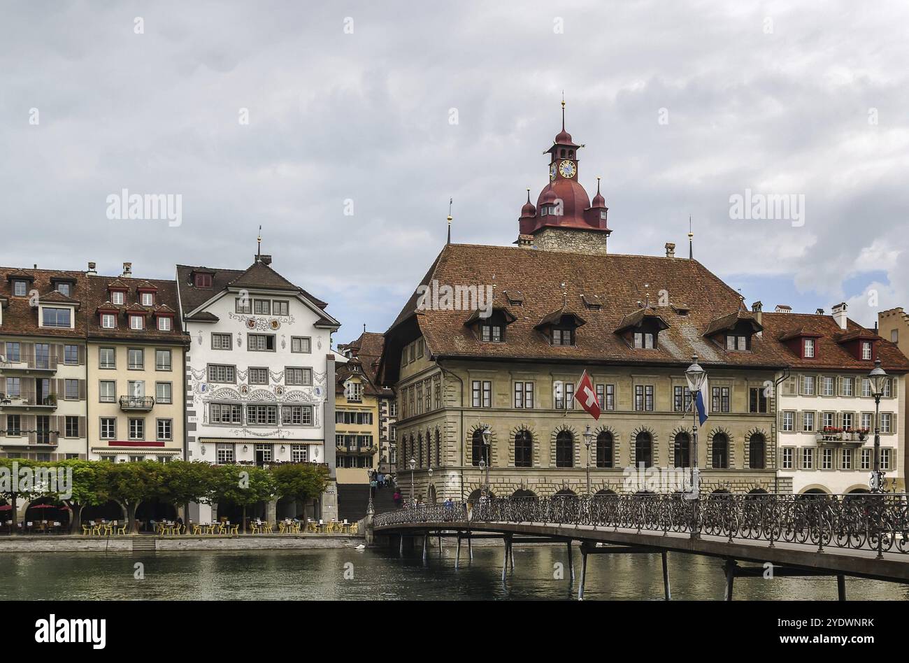 I pittoreschi edifici storici sull'argine del fiume Reuss a Lucerna, Svizzera, Europa Foto Stock