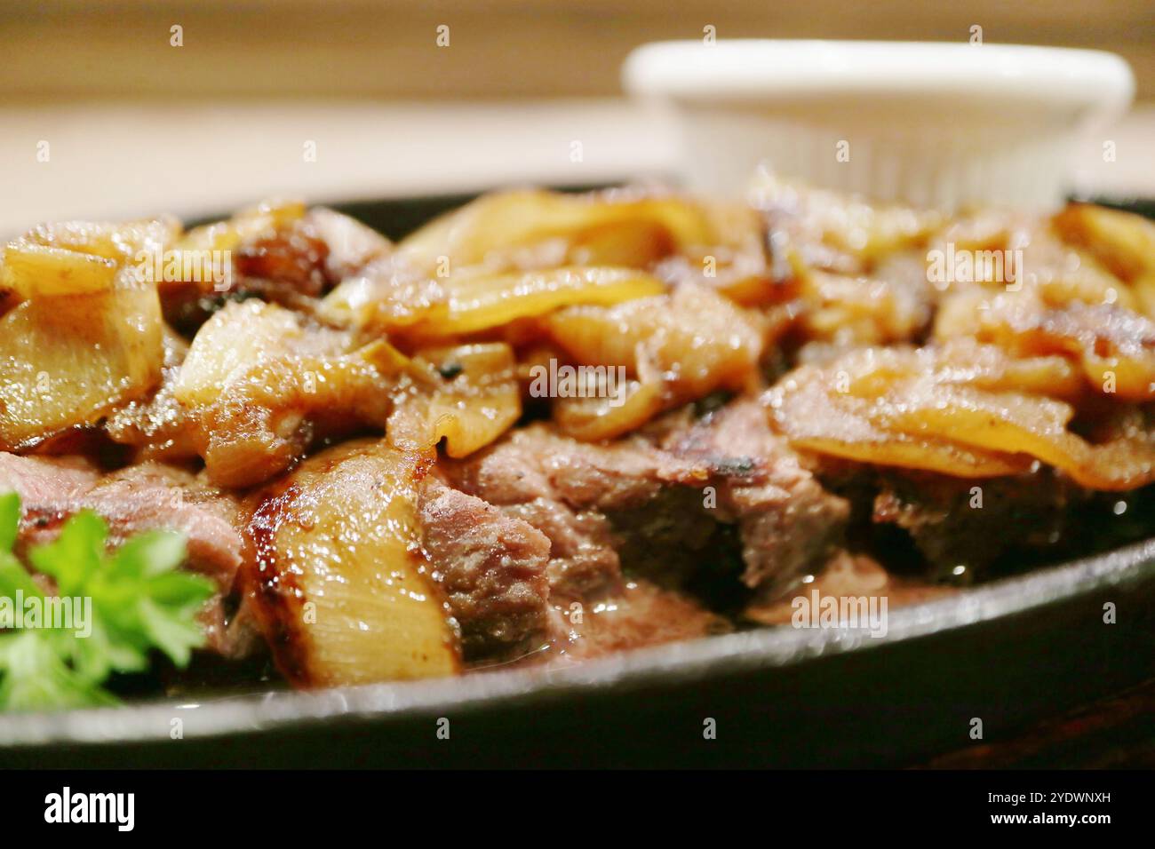 Primo piano di succulente bistecca di manzo araba con salsa di cipolle caramellata Foto Stock