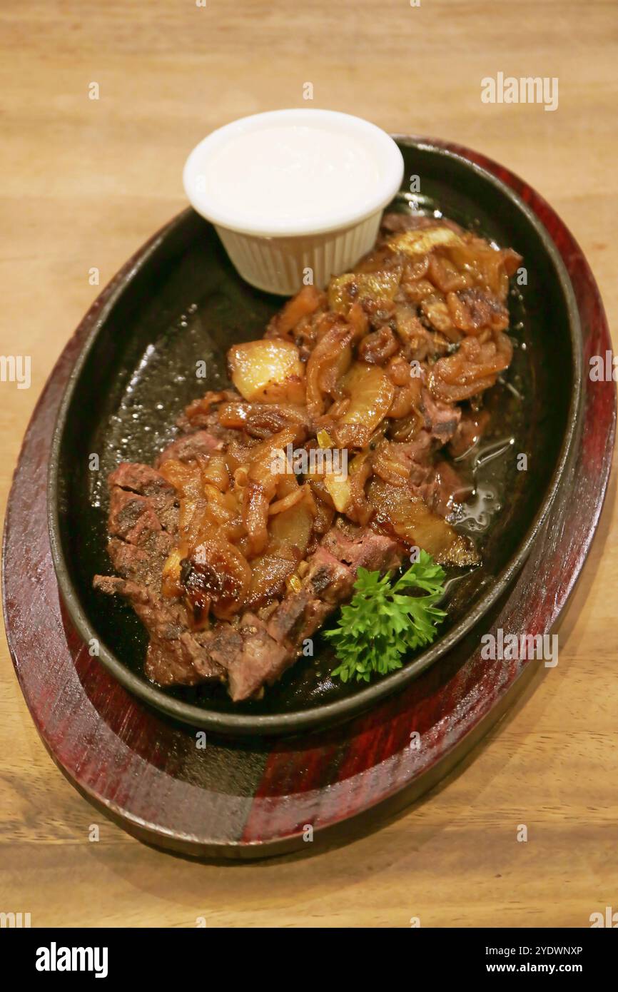 Piatto di bistecca di manzo araba con salsa di cipolle caramellata e salsa di yogurt Foto Stock