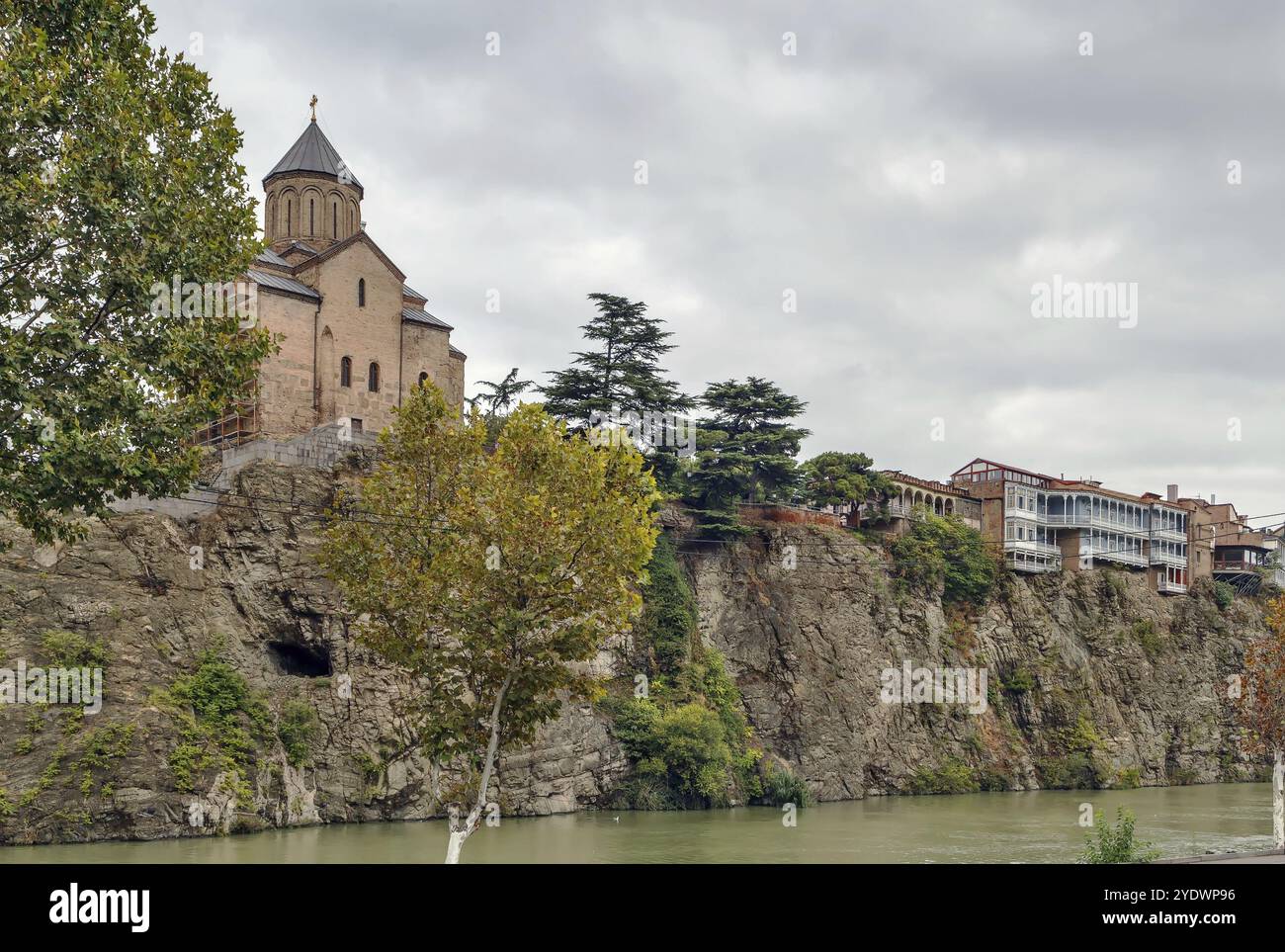 Chiesa della Vergine Maria Metekhi sull'altopiano della scogliera sopra il fiume Kura, Tbilisi, Georgia, Asia Foto Stock
