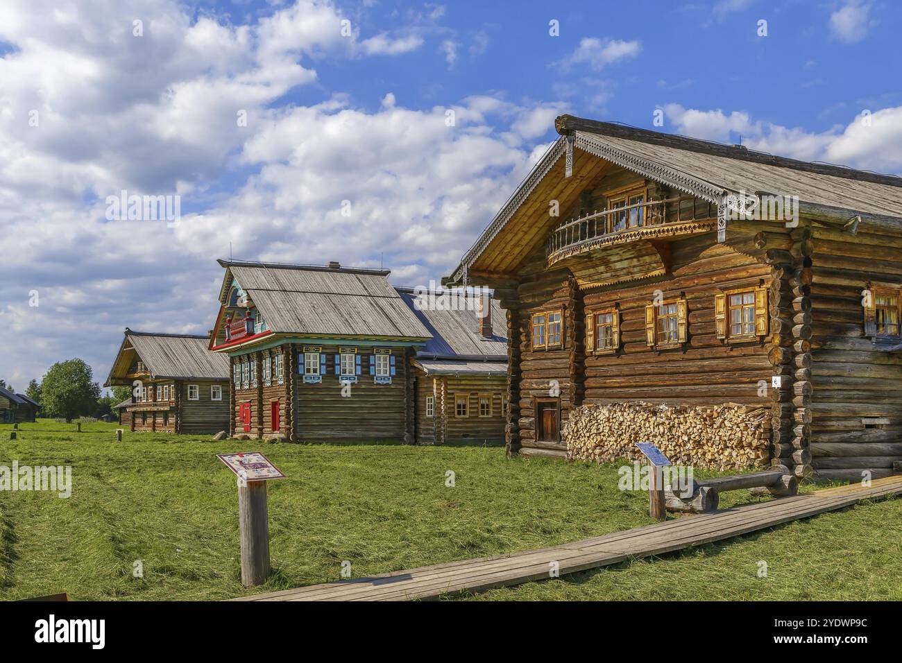 Casa storica in legno nel museo all'aperto di Semenkovo, Russia, Europa Foto Stock