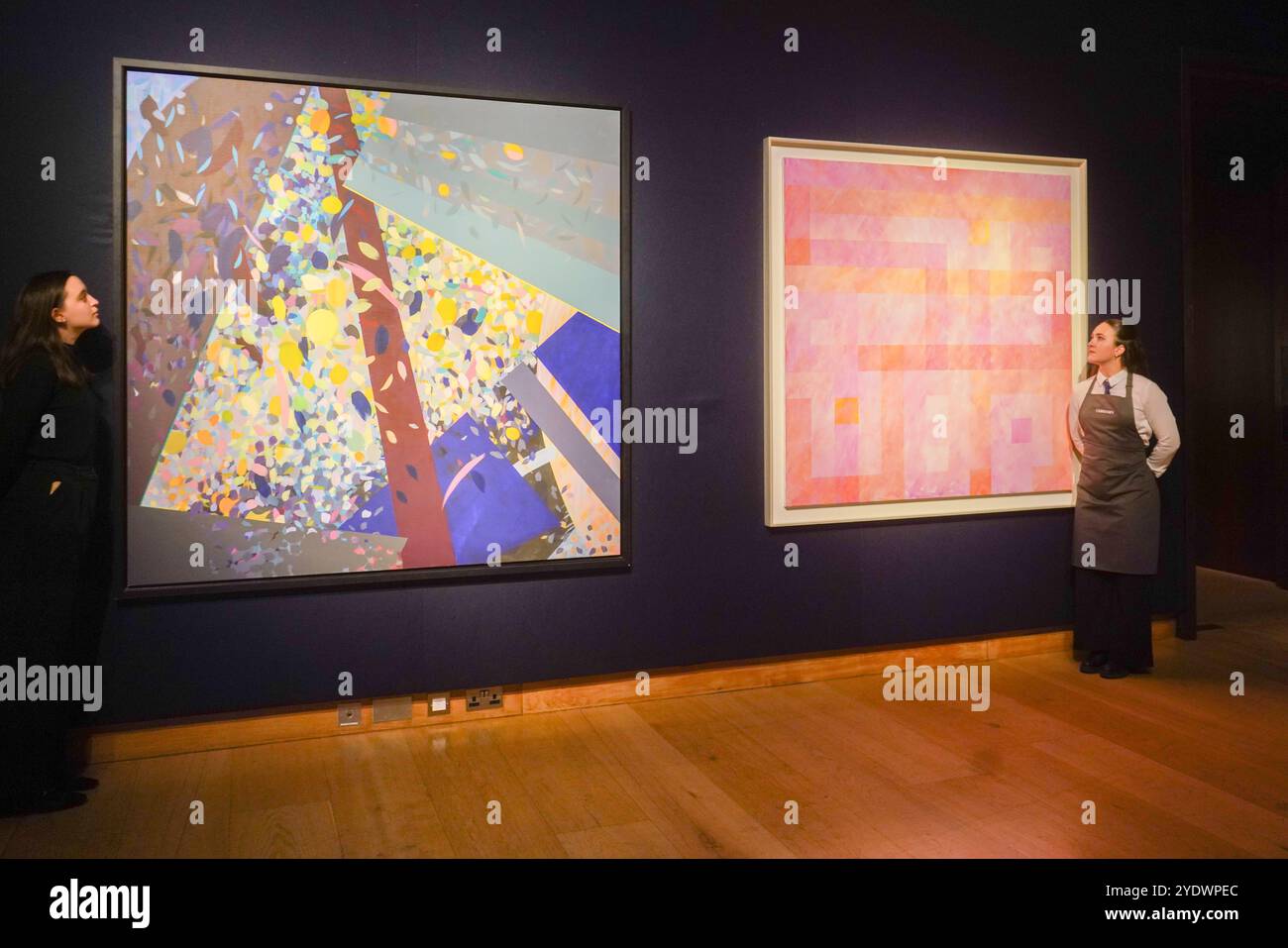 Londra, Regno Unito. 28 ottobre 2024 l-r SAMIA HALABY (B. 1936, Gerusalemme) albero dei Limoni. Stima GBP: 60.000-80.000. KAMAL BOULLATA (1942, Gerusalemme - 2019, Berlino ) stima: GBP 30.000 –50.000 . Un'anteprima dell'arte mediorientale moderna e contemporanea al Christie's, con le principali attrazioni della collezione Dalloul. Credito. Amer Ghazzal/Alamy Live News Foto Stock