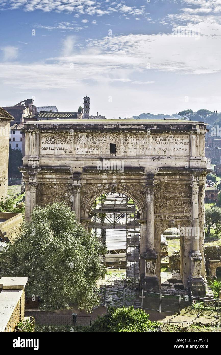 L'arco di marmo bianco di Settimio Severo al foro Romano è un arco trionfale dedicato nel 203 d.C. per commemorare le vittorie partiche dell'imperatore Foto Stock