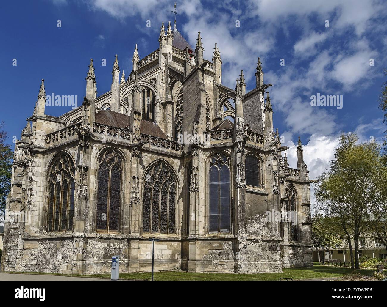 La chiesa di Saint Etienne rappresenta un'armoniosa transizione dallo stile romanico allo stile gotico fiammeggiante, Beauvais, Francia, Europa Foto Stock