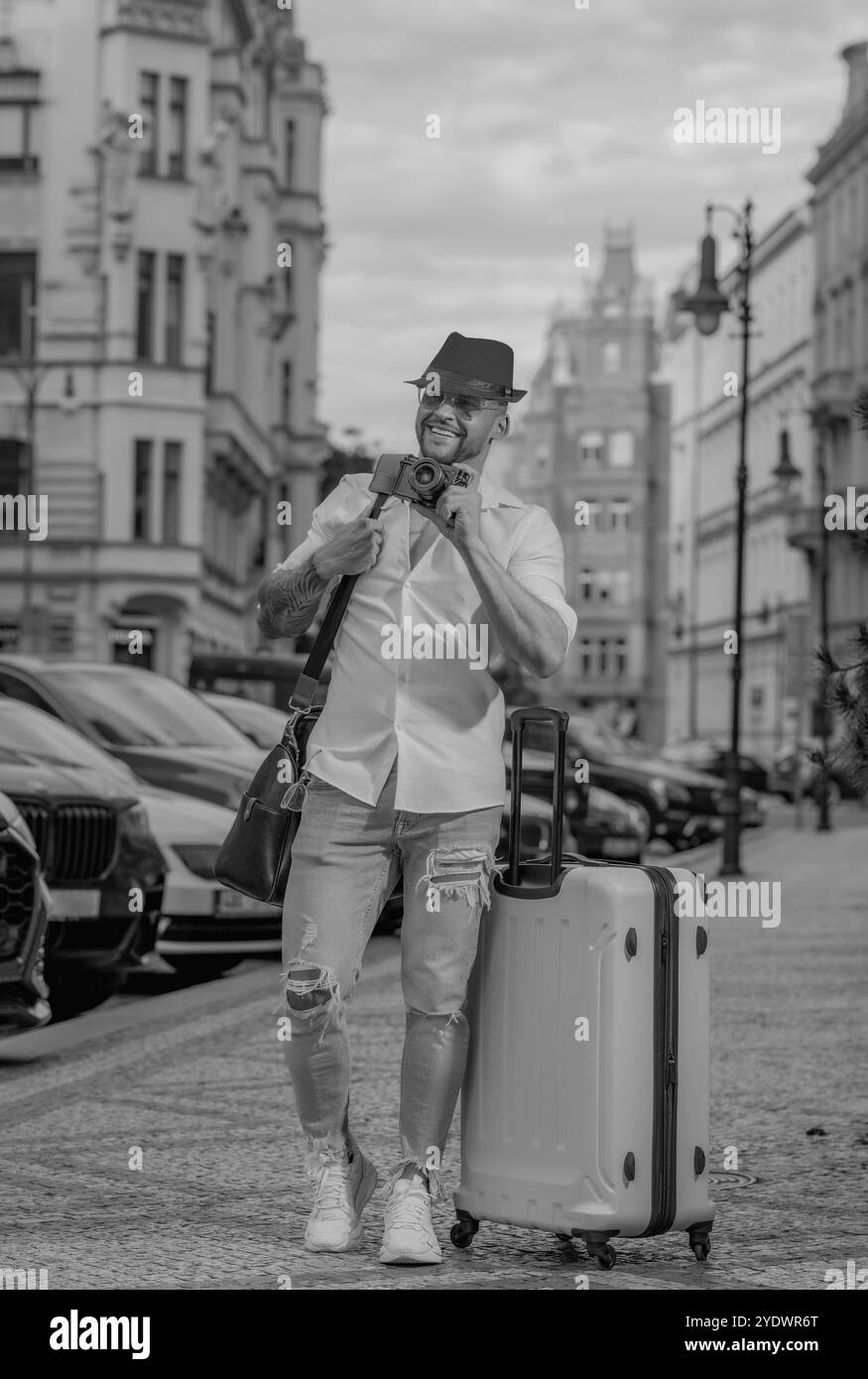 Viaggiatore studente o giovane turista. Uomo con valigia da viaggio in vacanza. Concetto di viaggio e avventura per l'uomo. Foto Stock