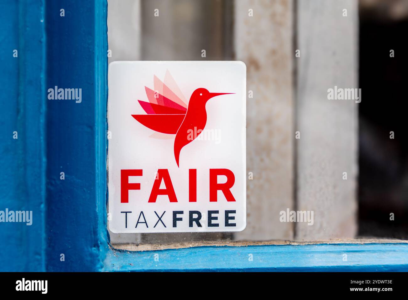 Adesivo su un negozio francese in collaborazione con The Fair Tax Free, un'azienda specializzata nella procedura di rimborso delle tasse all'esportazione per clienti internazionali Foto Stock