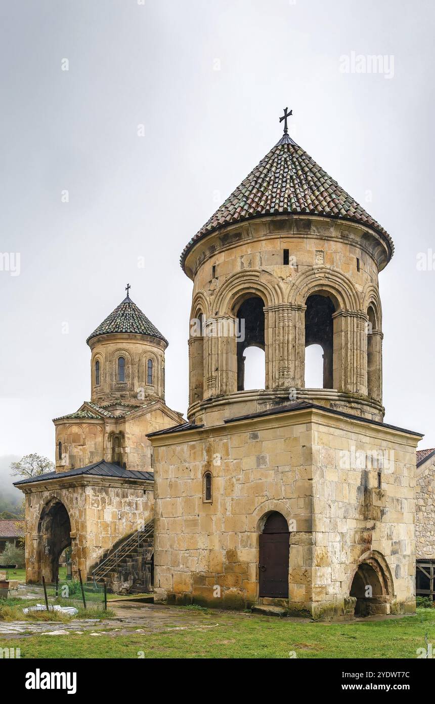 Gelati è un complesso monastico medievale vicino a Kutaisi, Georgia. Gelati è stata fondata nel 1106 dal re Davide IV. Campanile Foto Stock