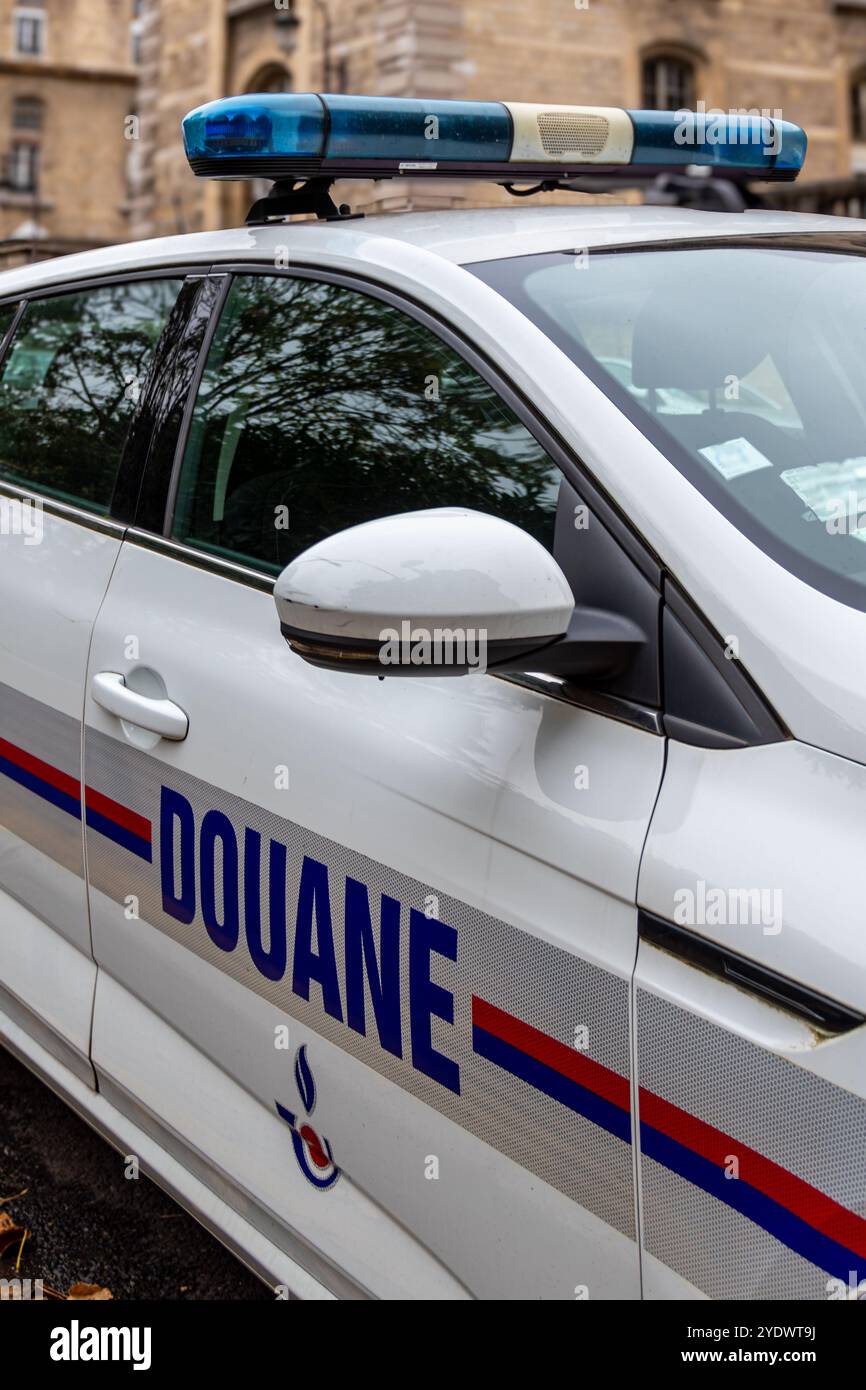 Marchio "douane" scritto in francese a fianco di un veicolo di pattuglia e di intervento del servizio doganale francese, Parigi, Francia Foto Stock