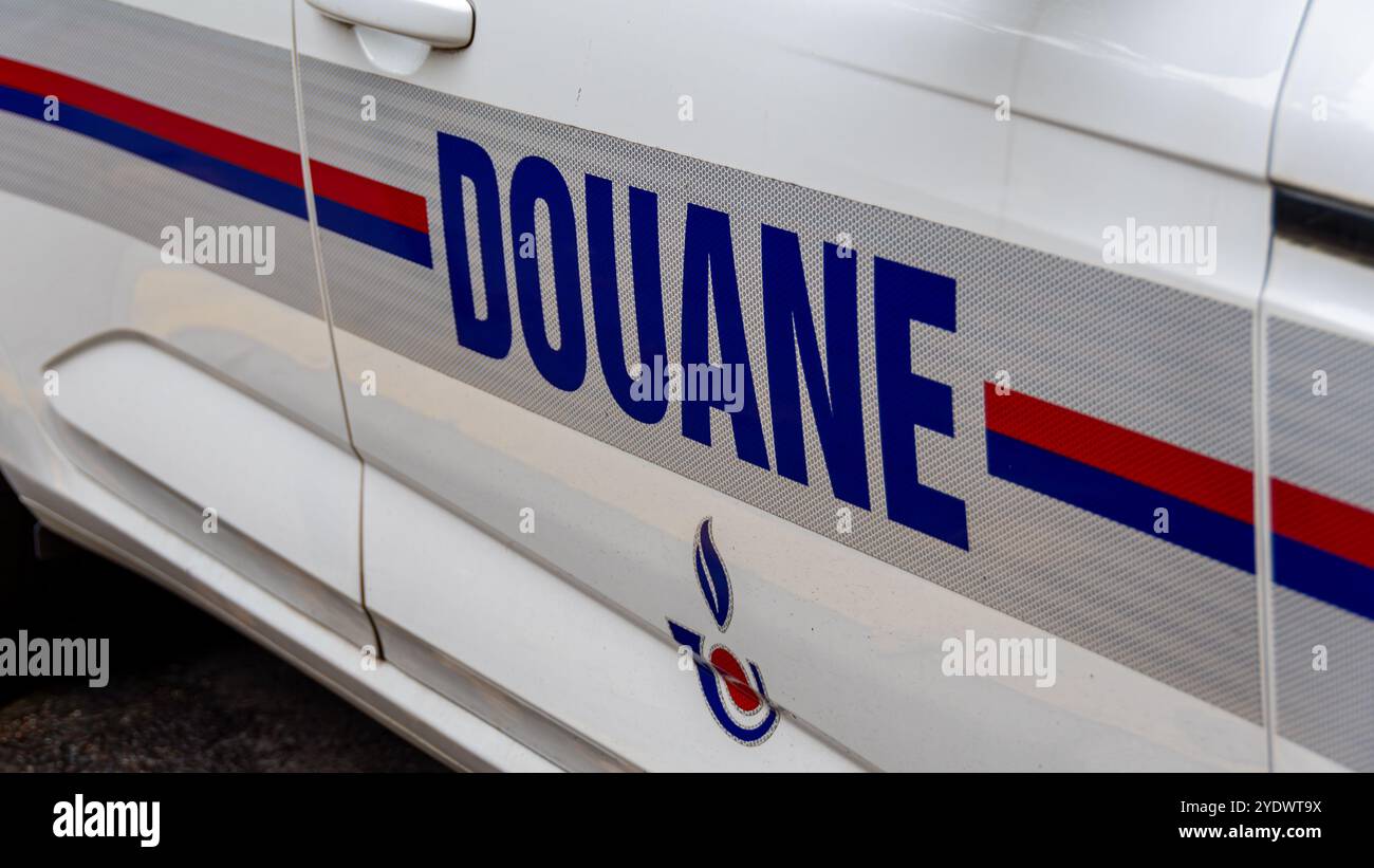 Primo piano di un marchio "Douane" scritto in francese a fianco di un veicolo di pattuglia e d'intervento dei servizi doganali francesi, Parigi, Francia Foto Stock